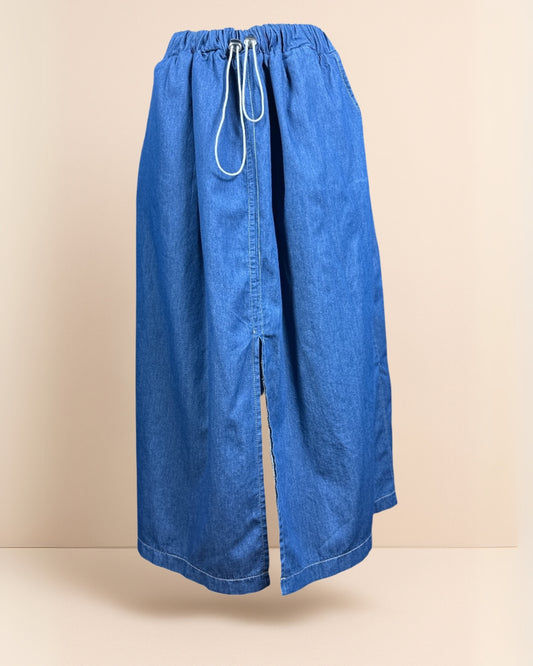 Falda de Mezclilla con Abertura Frontal – Fresca y Moderna