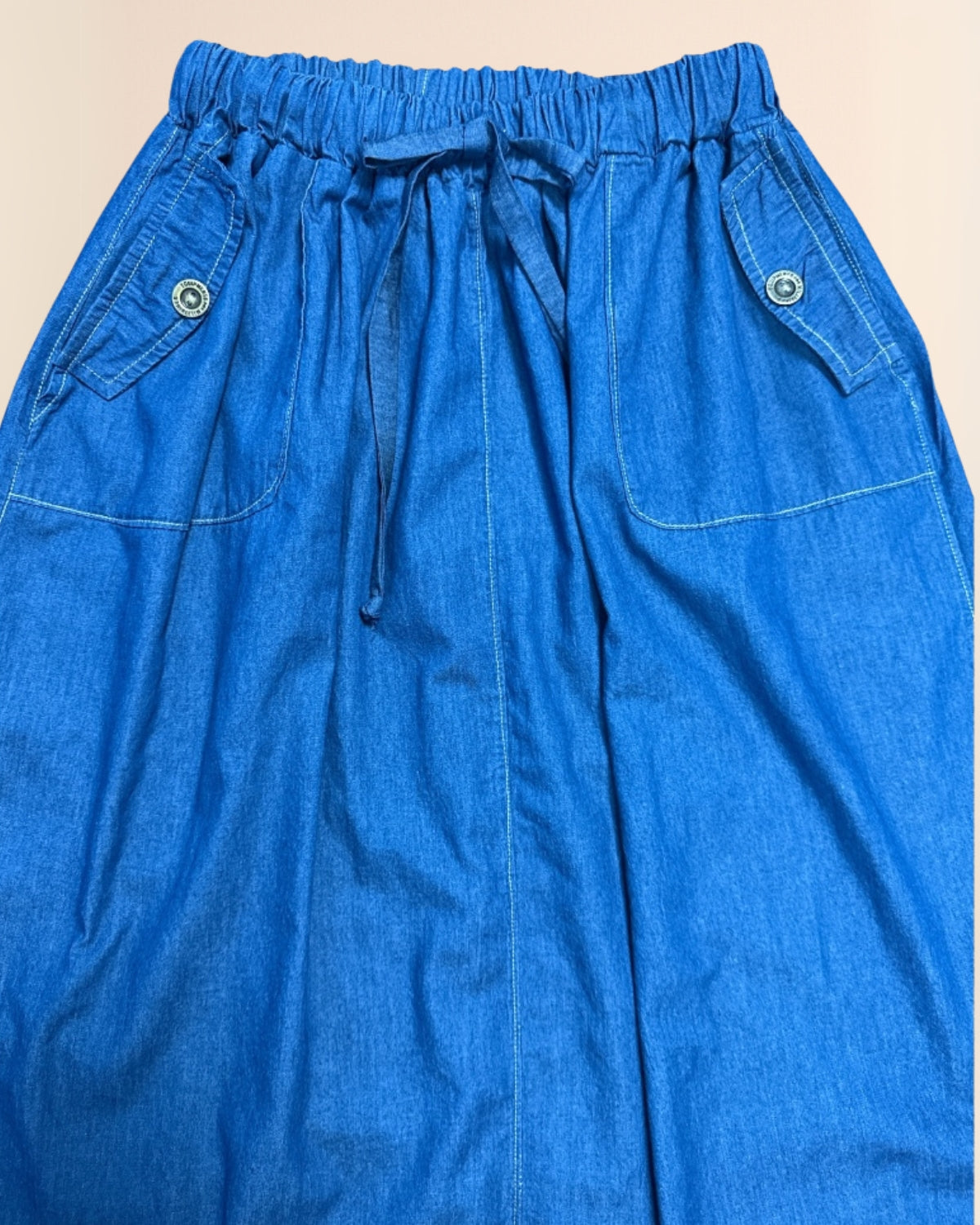 Falda de mezclilla con resorte y bolsillos – Cómoda y femenina